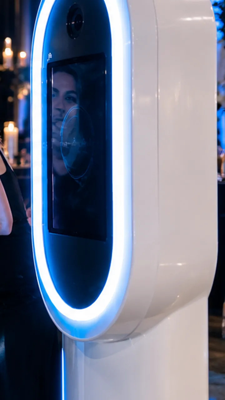 The thephotoboothfaktory photobooth — white, tall and rounded with an oval LED ring